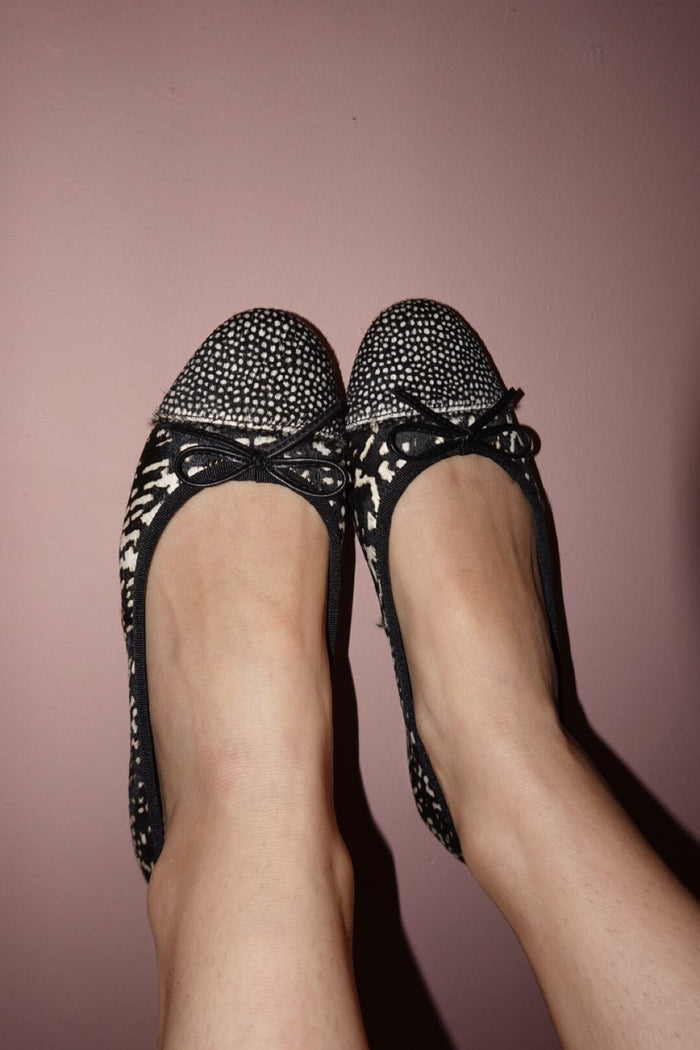 ARABESQ-F Jeffrey Campbell Flat Black White Hair _hover