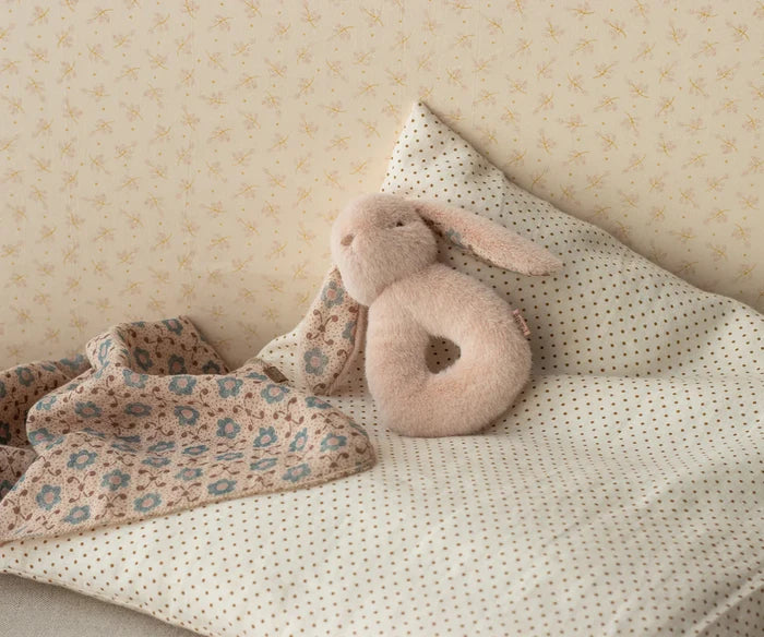Maileg - Bunny Rattle Set - Powder - Lifestyle Cut