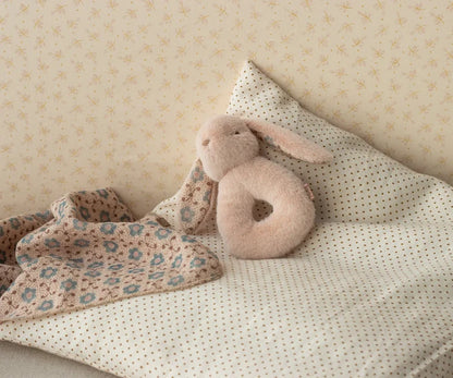Maileg - Bunny Rattle Set - Powder - Lifestyle Cut