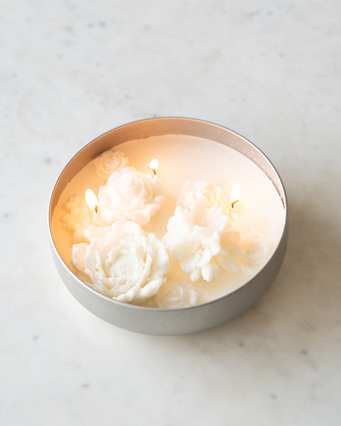 maman jardin de fleur candle — four wicks and wax flowers close up