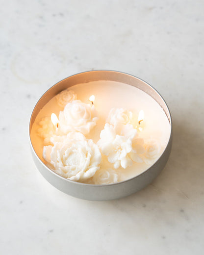 maman jardin de fleur candle — four wicks and wax flowers close up