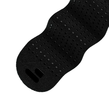 Nærbilde av svarte opphøyde prikker på Original Dot Band tekstil