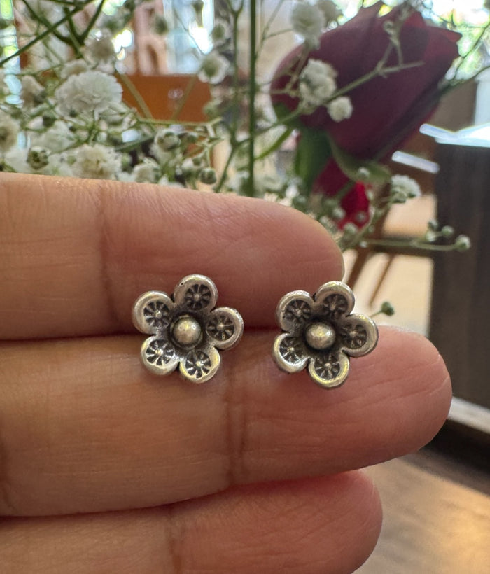 The Periwinkle Silver Flower Earstuds